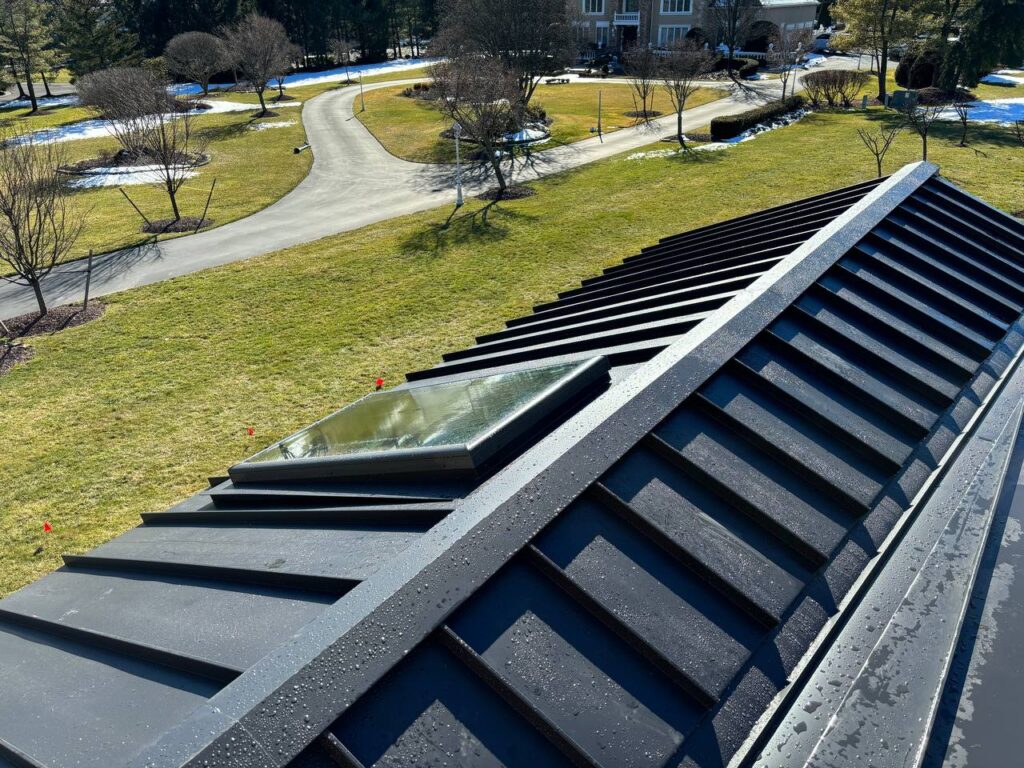 Installation of a metal roof with standing seams