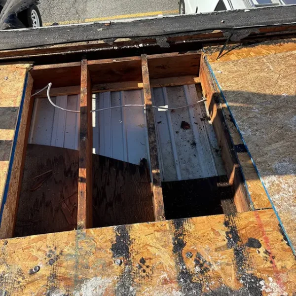 Roofing boards with fastening plates